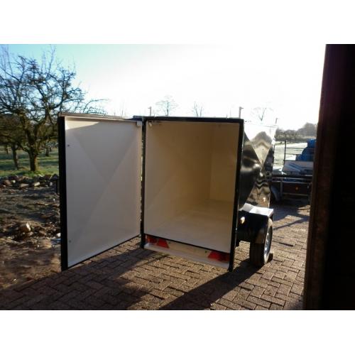 Bagagewagen  Bagagewagen, oldtimer. Opbouw voorzien van nieuw hout en lak. Met en zonder deksel te gebruiken. Afm