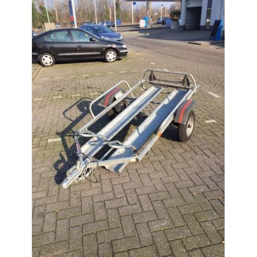 gesloten aanhanger l=2.m./br.=1.m./ h.=1.25.m.   volledig uitgevoerd uit staal. met goede as van 750 kg/ banden/verlichting/neuswiel. is goed afsl