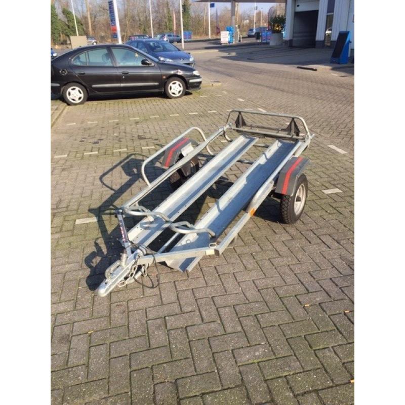 gesloten aanhanger l=2.m./br.=1.m./ h.=1.25.m.   volledig uitgevoerd uit staal. met goede as van 750 kg/ banden/verlichting/neuswiel. is goed afsl