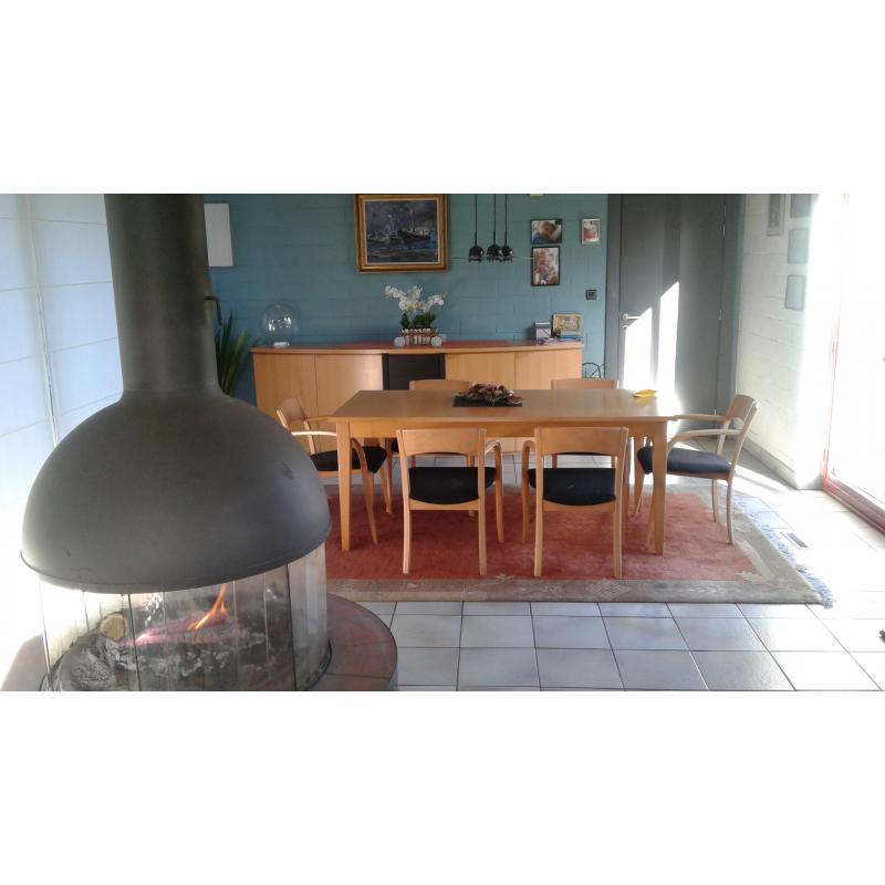 eettafel voor 6 personen (eventueel met bijhorende stoelen)