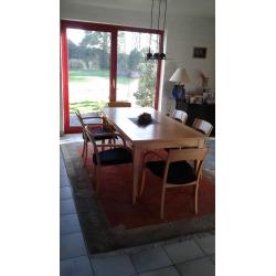 eettafel voor 6 personen (eventueel met bijhorende stoelen)