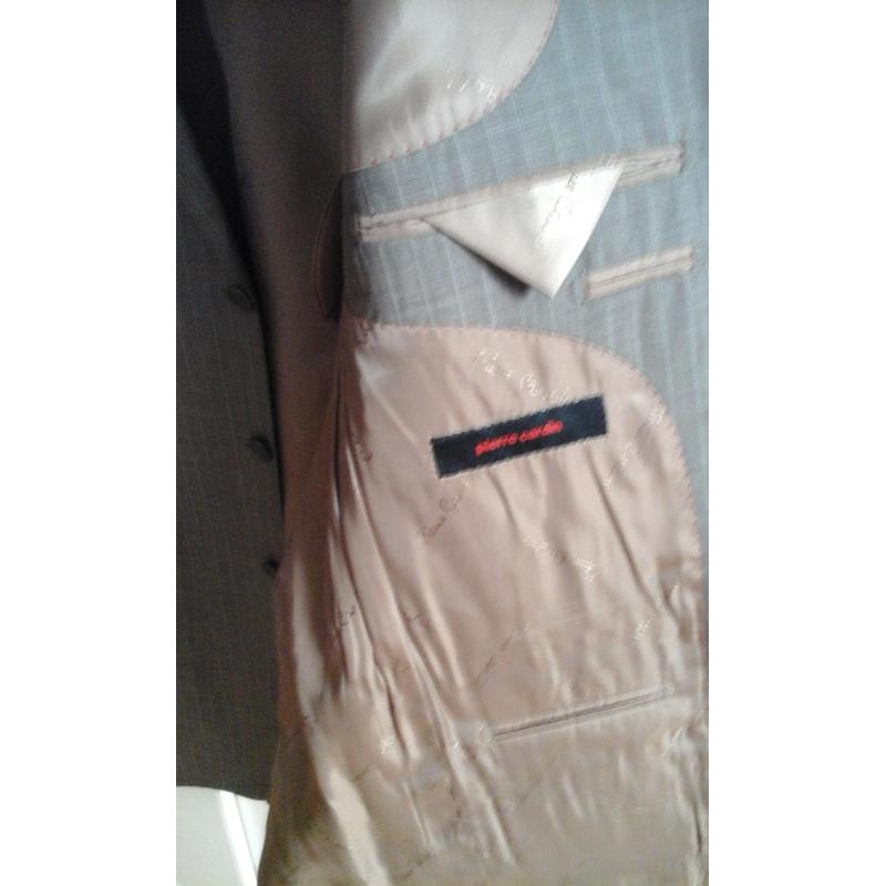Kostuum van Pierre Cardin stropdas