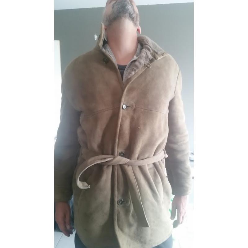 Schapenjas of mouton retourné man MOET DRINGEND WEG !