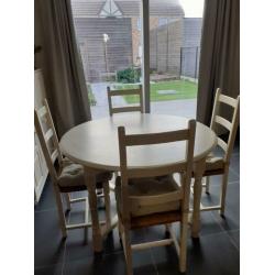 tafel en stoelen landelijke stijl