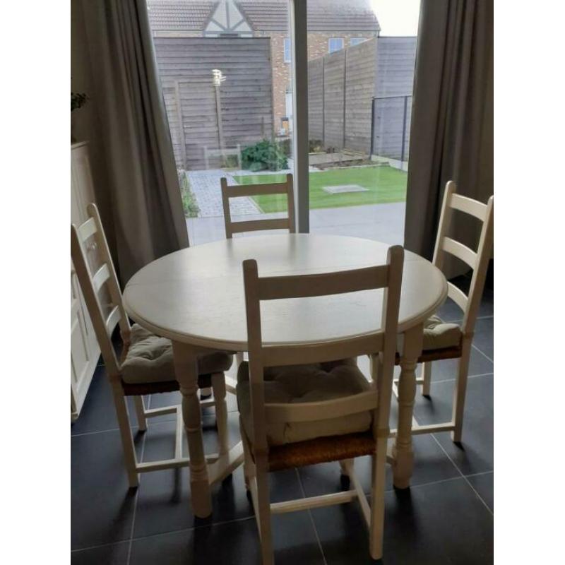 tafel en stoelen landelijke stijl
