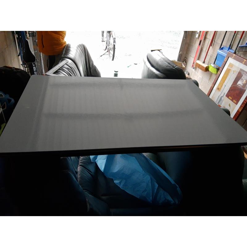 Tafel met 3 stoelen