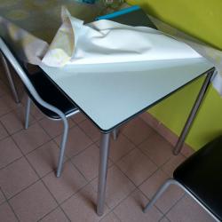 Tafel met 3 stoelen