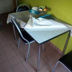 Tafel met 3 stoelen