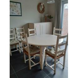 tafel en stoelen landelijke stijl