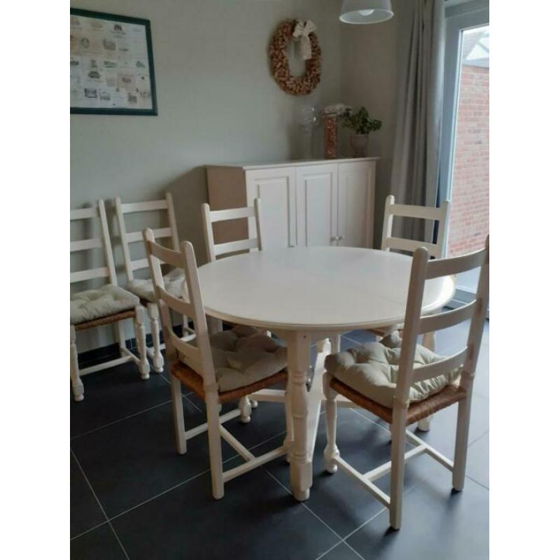 tafel en stoelen landelijke stijl